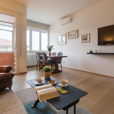 Classic And Elegant Style In Old Town Болонья