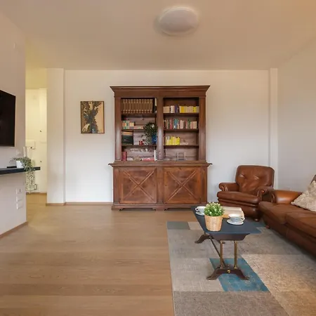 Classic And Elegant Style In Old Town * Болонья