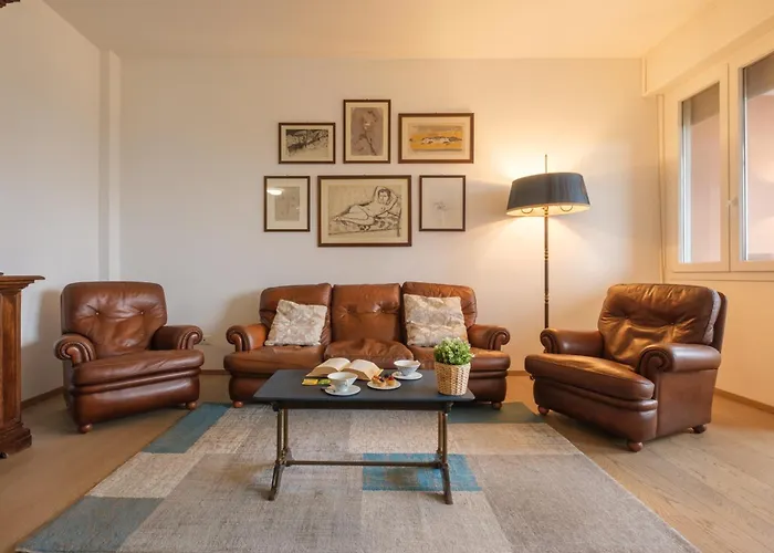 Classic And Elegant Style In Old Town *