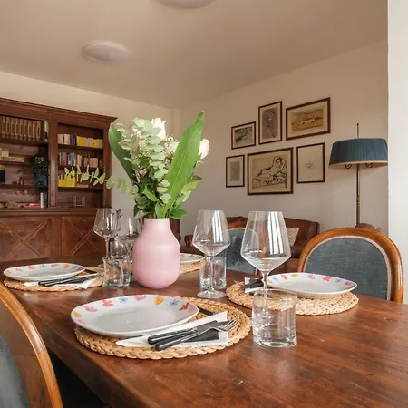 Classic And Elegant Style In Old Town Appartamento