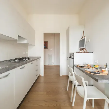 Classic And Elegant Style In Old Town Appartamento