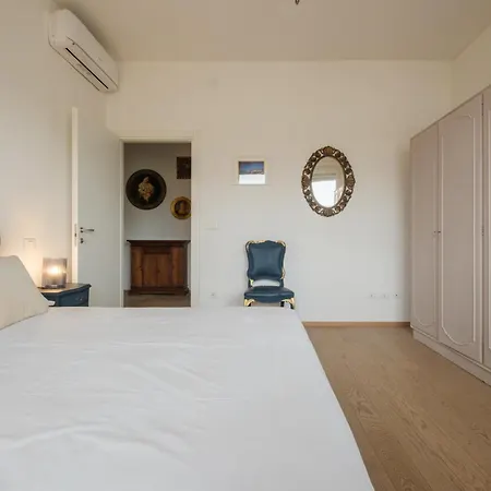 Classic And Elegant Style In Old Town Appartamento