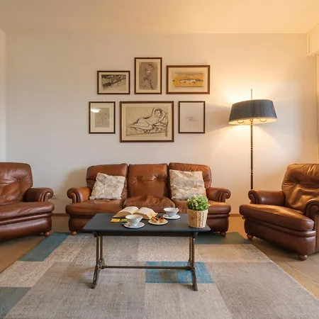 Classic And Elegant Style In Old Town *